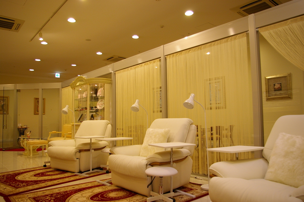 株式会社くれえる沖縄 ネイルサロン(カヌチャ店・マリオット店)